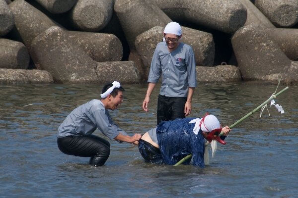People chasing tengu in the sea